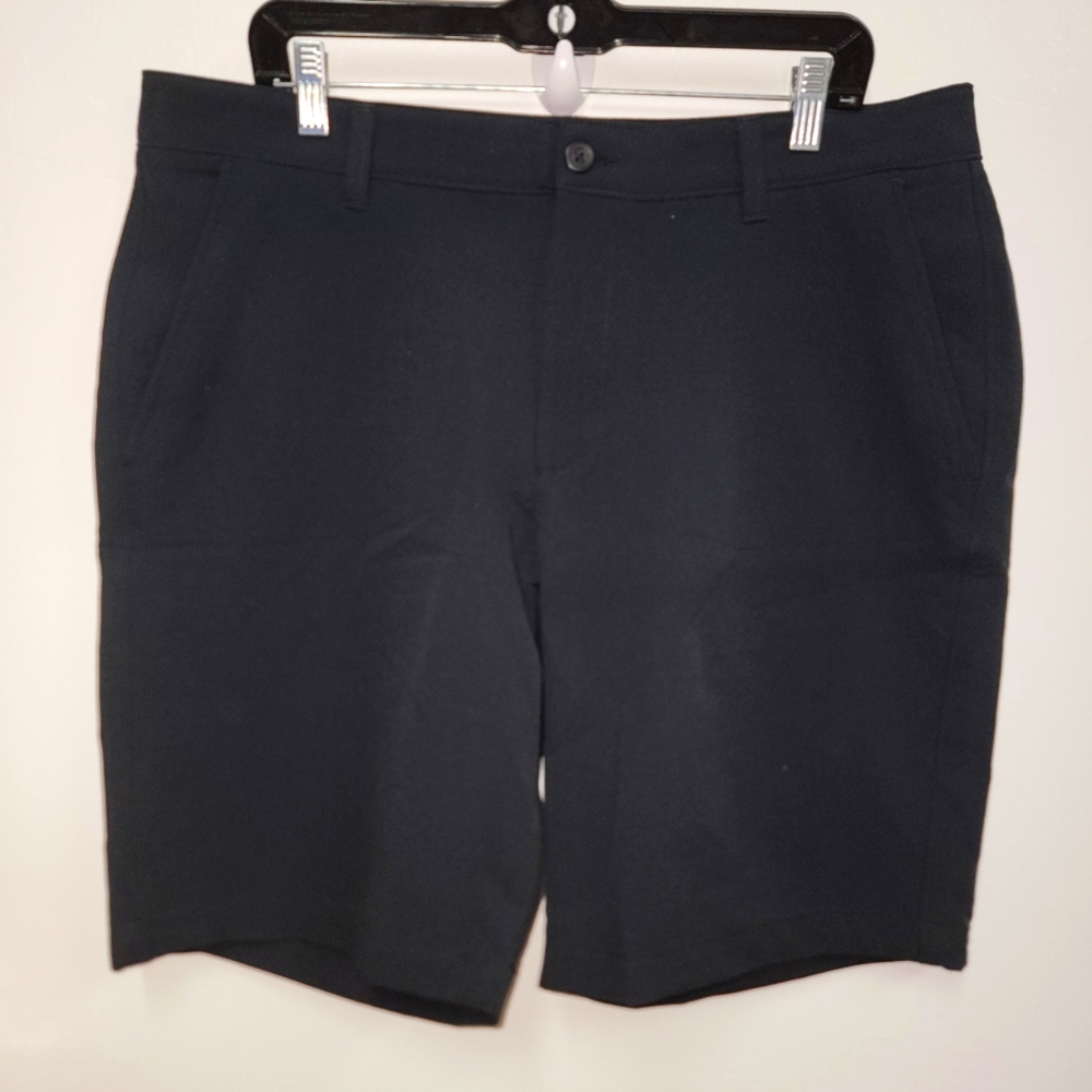#460 Men's Black Under Armour Flat Front  Shorts Size 38